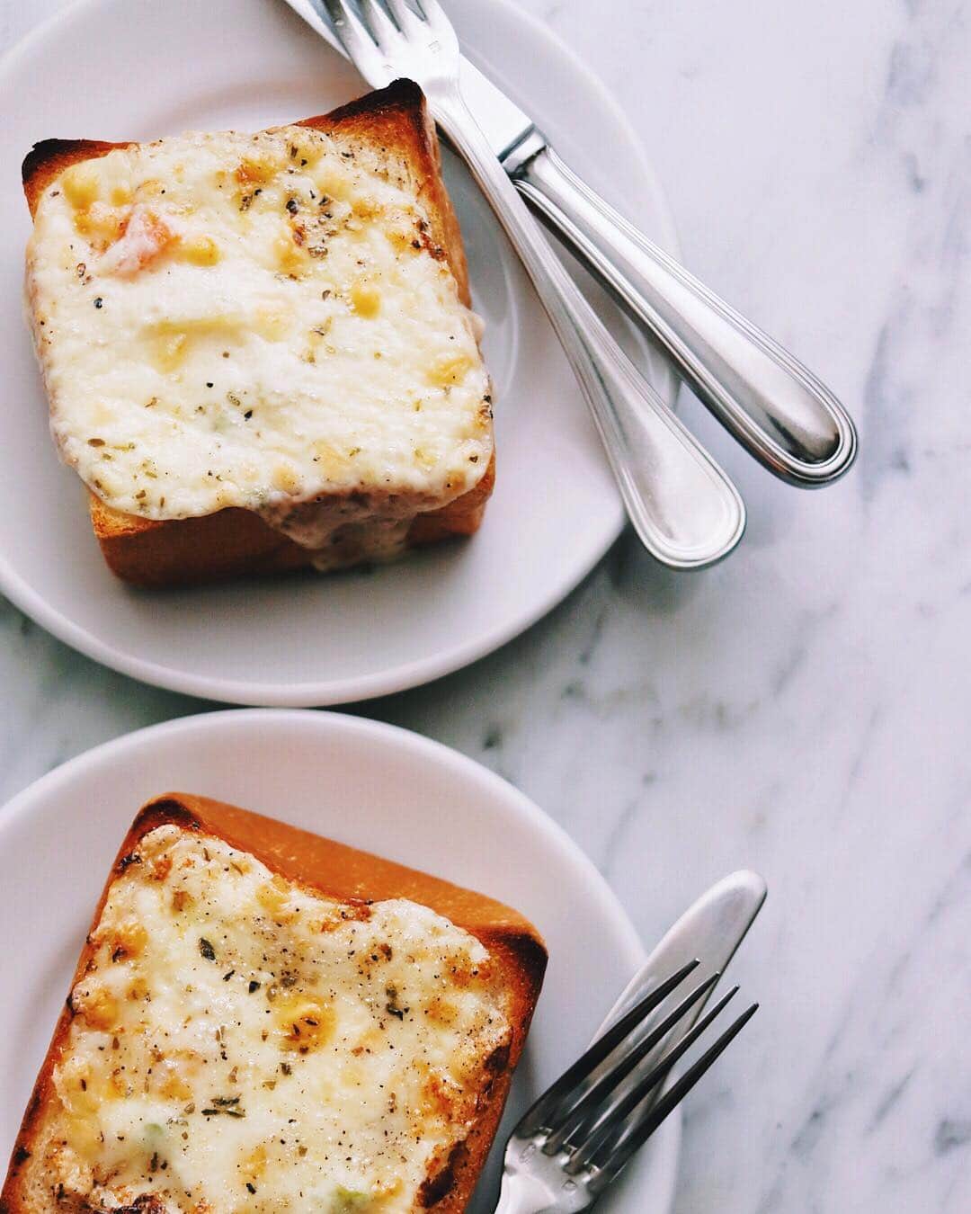 樋口正樹さんのインスタグラム写真 - (樋口正樹Instagram)「Bread Bowl . 朝食にパンシチュー。 濃いめのシチューを満たし、 チーズをのせて焼いたパン。 寒い朝に美味しい。 . 焼くと少し凹むので、 チーズはテンコ盛りが ちょうど良し。 . . #パンシチュー #パングラタン #breadbowl #breadgram #thebakefeed」10月26日 7時39分 - higuccini