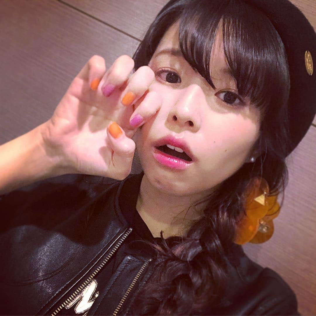 岡村いずみのインスタグラム：「#シネマのミカタ 、ご視聴ありがとうございました！ハロウィン色の爪👻 ・ 本日のご紹介作品は、 『search／サーチ』 『ガンジスに還る』 『あいあい傘』 『殺る女』 『怪怪怪怪物！』 の5作品でした🎥 週末は、ぜひ映画館へ！」