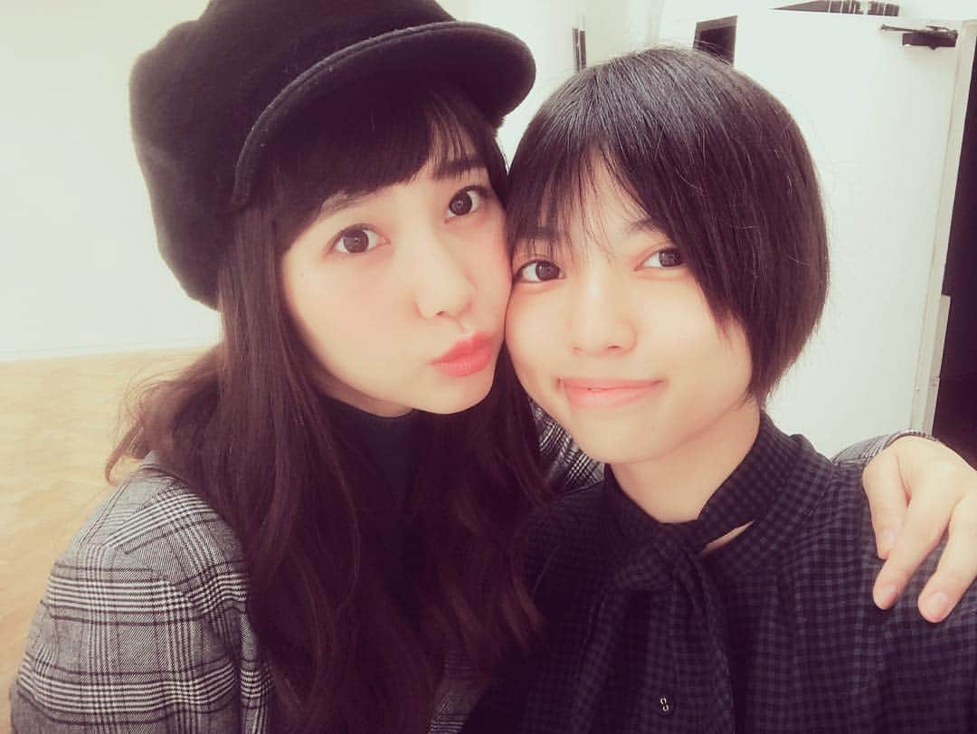 高見奈央さんのインスタグラム写真 - (高見奈央Instagram)「. . ちゃあさん…♡ この前会ったのだ☺️ . . . 実はラストライブの時に 9nine姉さんから お疲れ様と メッセージ付きのスタバカードをプレゼントしてくださって…😭 他にもいろいろ入ってて…😭 それが9nineさんっぽくて…😭 まぁみんなには見せないけど笑 . こんな粋な先輩達見たことないぜ！！😭✨ 本当ありがとうございます🙏 . . ちゃあさんとごはん行くのが 21歳最後の目標。笑 . #9nine さん #ちゃあぽん さん #starbucks #present #thankyou」10月25日 23時56分 - nao_takami1128