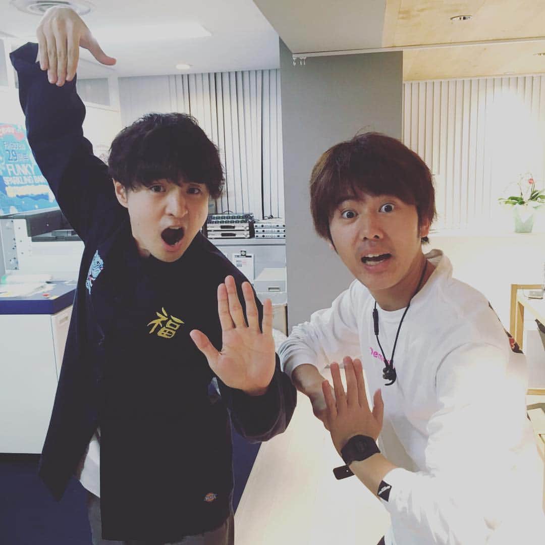 藤原聡のインスタグラム：「FM802にてソウルメイト樋口さんと！ 樋口さんの着ていたアウターがすげーカッコよくて、貸してもらいました！アチョー！！！ #ヒヒラ」