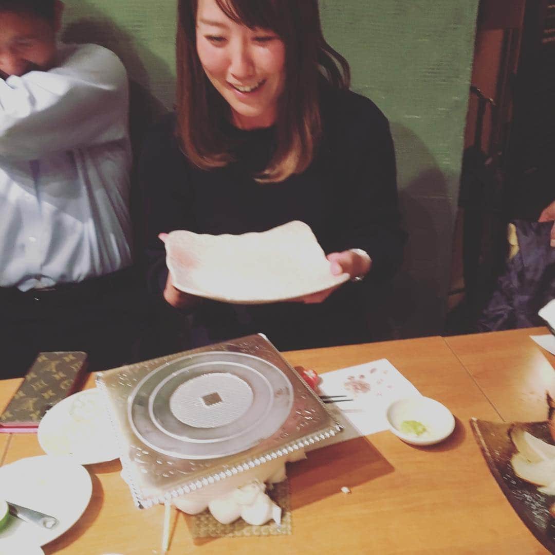 福田真未さんのインスタグラム写真 - (福田真未Instagram)「今日はマネジメントしていただいてる 東急エージェンシーの皆さんと食事会でした😌！！ 皆さん本当にいつも優しくて楽しくて 最高の時間を過ごすことができました！！ ですが最後の最後でやらかしました。。。 #2勝目のお祝いケーキ #みんなで写真撮ろうとしてたら #なぜかひっくり返してしまいました #それに最初まったく気づかなくて #びっくりしましたw #本当にすみませんでした #でもみんなで美味しくいただきました😂 #ホテルニューオータニのケーキ😭 #綺麗に着地したのが救い😩 #お皿からケーキが消えた #いつもありがとうございます😊 #これからもよろしくお願いします！！」10月26日 0時19分 - fukudamami32