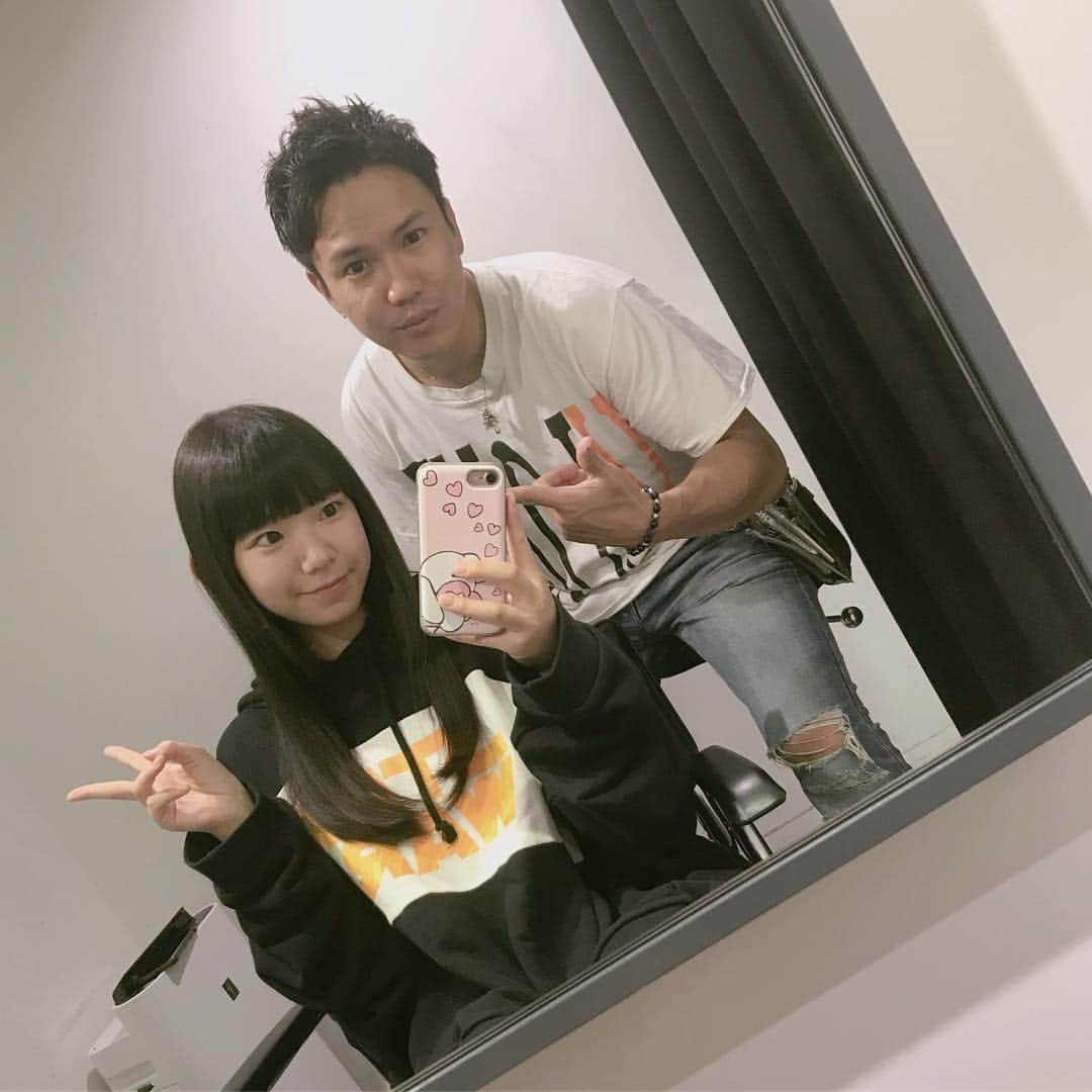 長澤茉里奈さんのインスタグラム写真 - (長澤茉里奈Instagram)「ずっとお会いしたかった朝長さん、、、！💇‍♀️💇🏻‍♀️ 髪の毛とぅるとぅるんしてもらえてめちゃくちゃ嬉しい！！！ 前髪もまり好みのパッツンなのに重くない前髪を作ってもらったよ〜✌️✌️💖 ありがとくございました！！！(´; ω ;｀) #髪の毛大事 #ハゲないで #僕の頭」10月26日 0時36分 - marinanagasawa1008