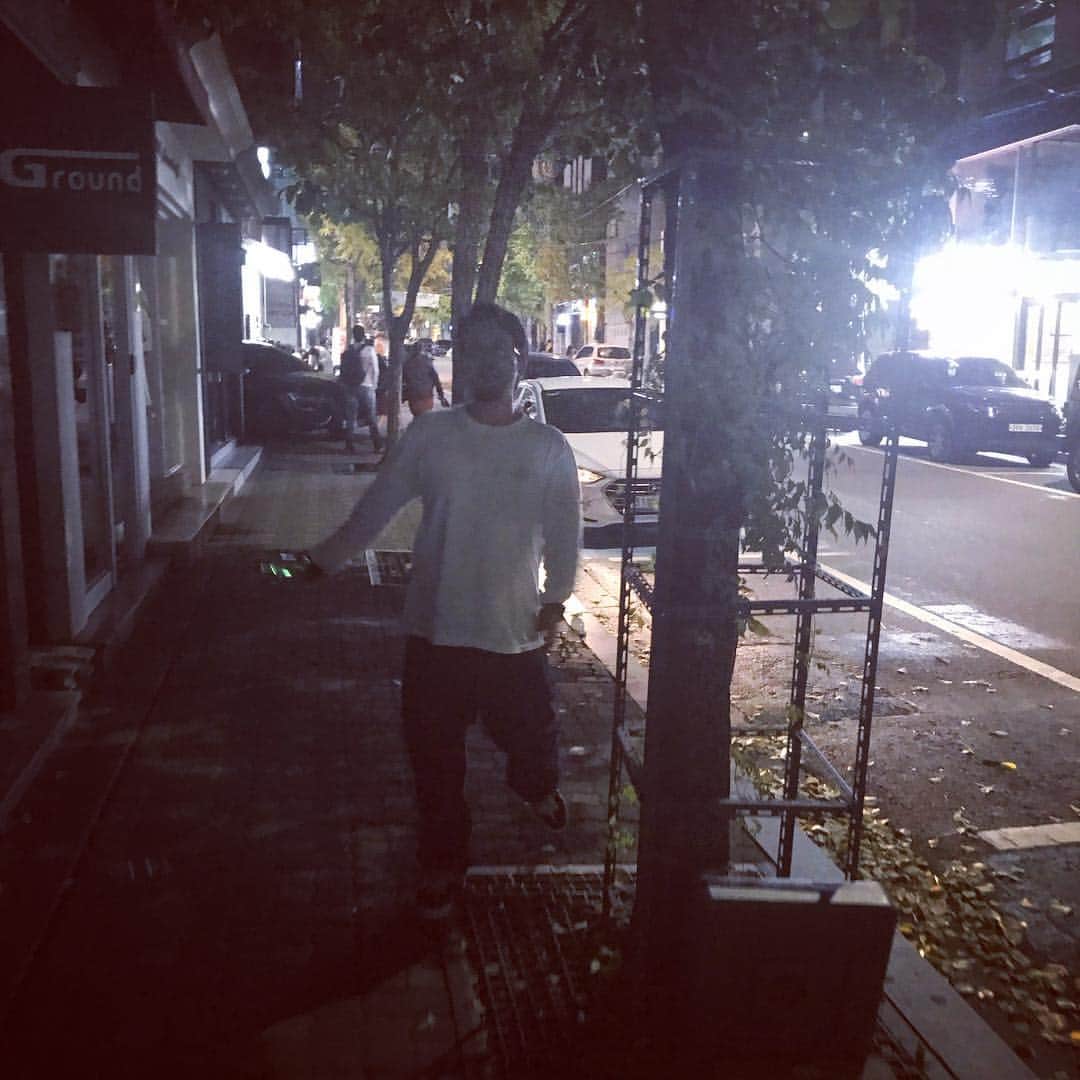 川崎亘一さんのインスタグラム写真 - (川崎亘一Instagram)「歩きながらションベンする人」10月26日 0時50分 - kawasaki_kouichi