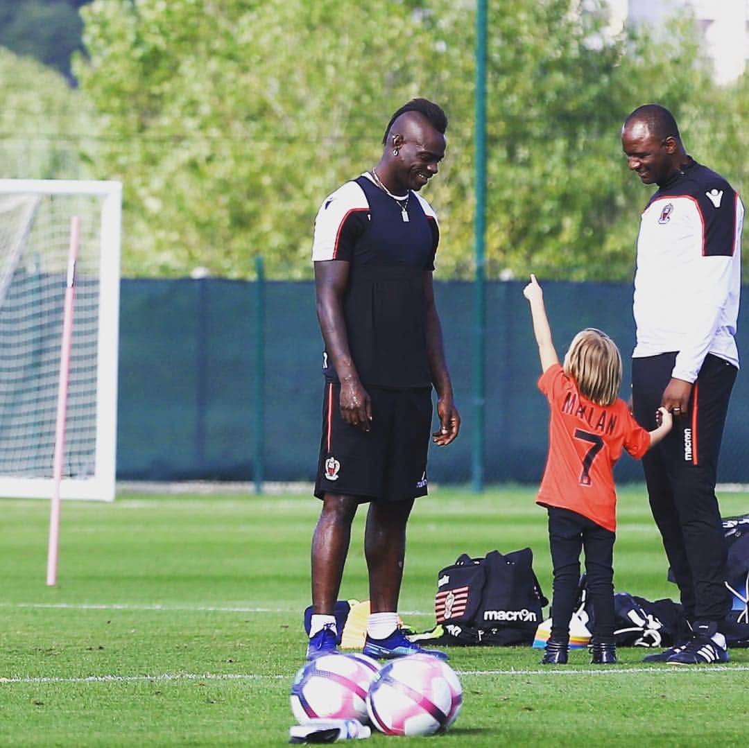 パトリック・ヴィエラのインスタグラム：「Travail et sourires aujourd’hui avec les Pichouns du Mèfi Club ! @ogcnice #ISSANISSA 🔴⚫️」