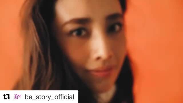 島村まみのインスタグラム：「#Repost @be_story_official with @get_repost ・・・ 【美ST最新号情報】眉に赤を使うのが流行ってるって知っていましたか❓歌舞伎みたい！？とびっくりするかもしれませんが、色白に見える！優しく見える！目力が出る！色っぽく見える！などなどいいこといっぱい。美容家の石井美保さん @miho_ishii や美眉アドバイザーの玉村麻衣子さん @maiko_tamamura を始め、メークの流行に敏感な人から取り入れていました💄💕 ・ そして10月号のメーク特集で同世代ヘアメークの水野未和子さん @mizuno.miwako やイガリシノブさん @shinobuigari も提案していたことから、これは「赤眉」やらなきゃ⁉️と急遽実現したこのページ。美しい眉といえばこの方、尾花ケイコさん @keikopinkssion が丁度いい大人の赤眉を詳しく解説してくれました‼️赤眉コスメも続々登場していますが手持ちのチークやシャドウでも簡単にできちゃいますよ👍👍美ST12月号P.56をCHECKしてくださいね👀✨ ・ Movie：相原サン〈HAPIC〉 @woniy  Model：島村まみ @mami_shimamura  Hair＆Make up：尾花ケイコ @keikopinkssion  Stylist：竹下佳寿子 @chibitasan  Direction：大佛摩紀 @cookie.poo ・ ＊ #美ST #美スト #美容 #美魔女 #美肌 #コスメ #スキンケア #ビューティ #美活 #メイク #メイクアップ #cosme #cosmetics #makeup #skincare #beauty #最新号 #雑誌 #美容誌 #モデル #撮影 #オフショット #撮影オフショット#撮影舞台裏 #撮影秘話 #眉 #赤眉 #眉メイク #編集ざーねのイチオシ・ ================ 美容雑誌『美ST』編集部公式Instagramアカウントです！撮影の裏側や、最新コスメ・美容情報、最新号のお知らせなどを配信中。ぜひフォローしてくださいね。 ================」