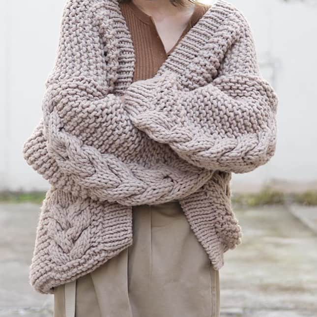 のインスタグラム：「GARTER+CABLE KNIT CARDIGAN  Photo by @input_ladys  thank you  #kiira #aw18 #wool #collection」