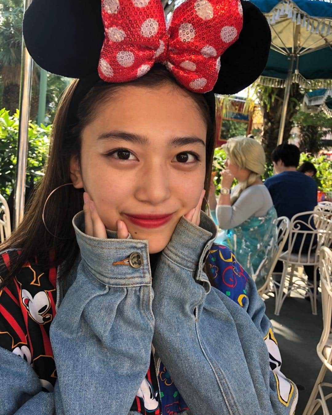 横山さやのインスタグラム：「おはようございます ☺︎ 先日、ディズニーランドに行ったときの写真です 🐭❤️ 本日も投票よろしくお願いします 🙇🏻‍♀️！ #亜細亜大学 #ミスコン #横山さや」