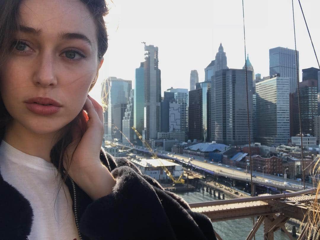 アリシア・デブナム・キャリーのインスタグラム：「Tourist. 🌃」