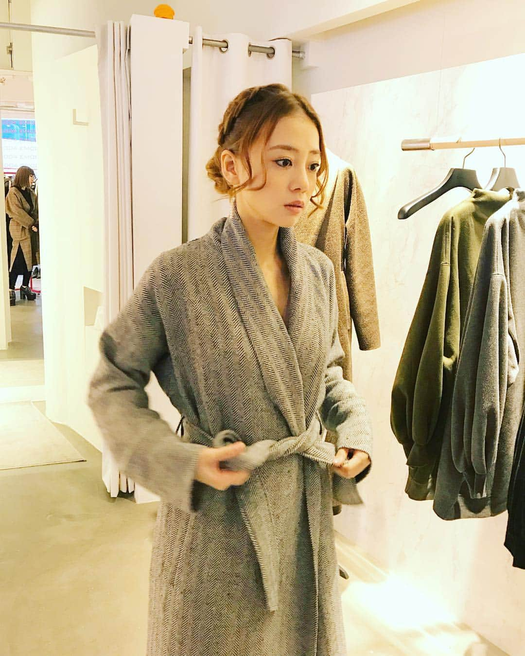 あびる優さんのインスタグラム写真 - (あびる優Instagram)「このコート素敵なシルエットでブラウンとグレー2色買い😍🧥💕 #fashion#emoda#shooting#shopping#ファッション#モデル#エモダ#コート#冬服#買い物」10月26日 16時57分 - yuabiru74