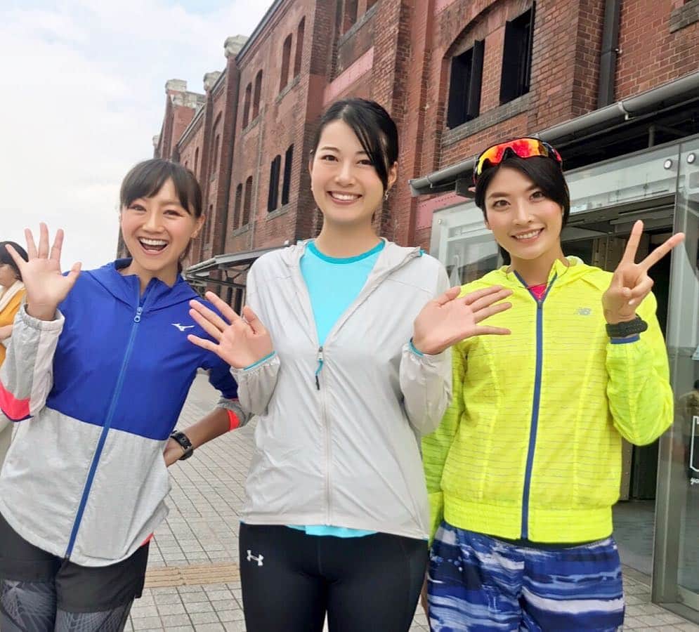 西谷綾子のインスタグラム：「✴︎ 福島和可菜ちゃんと2週連続っ‼︎ 中村優ちゃんとよーやく会えました♡ ・ #横浜 #横浜マラソン#赤レンガ倉庫 #マラソン女子 #yokohama #yokohamamarathon #run #running #marathon #enjoy」