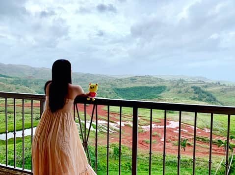 小瀬田麻由のインスタグラム：「ホテルのベランダから見える景色が素敵なんです。。 赤土も見えるマウンテンビュー⛰⛰ #グアム #赤土 #レオパレスリゾート #guam #yona #redclay #leopalaceresort #🇬🇺」