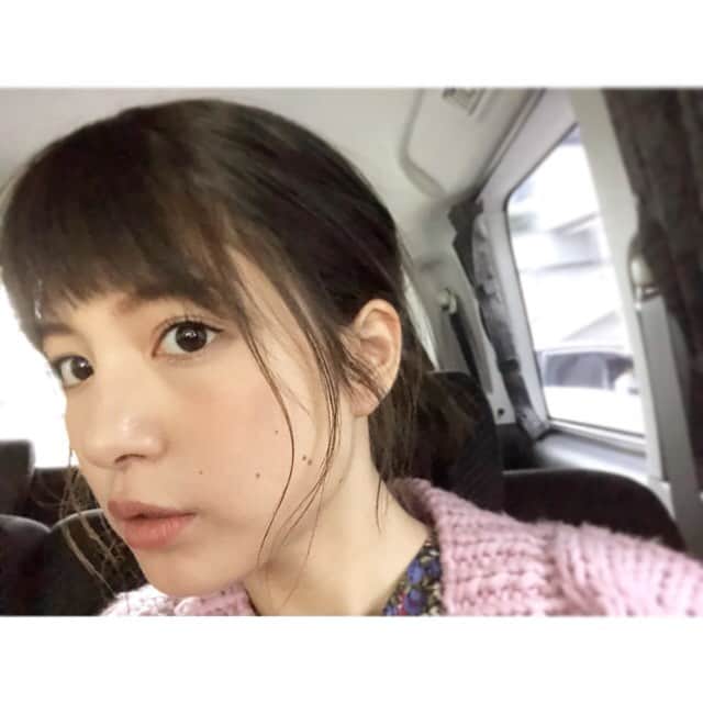川島海荷さんのインスタグラム写真 - (川島海荷Instagram)「前髪をより短くして、今日はポニーテール。ヘアスタイル模索中です。 よーし、金曜日🙌🏻いったん寝る！！」10月26日 9時02分 - umika_kawashima