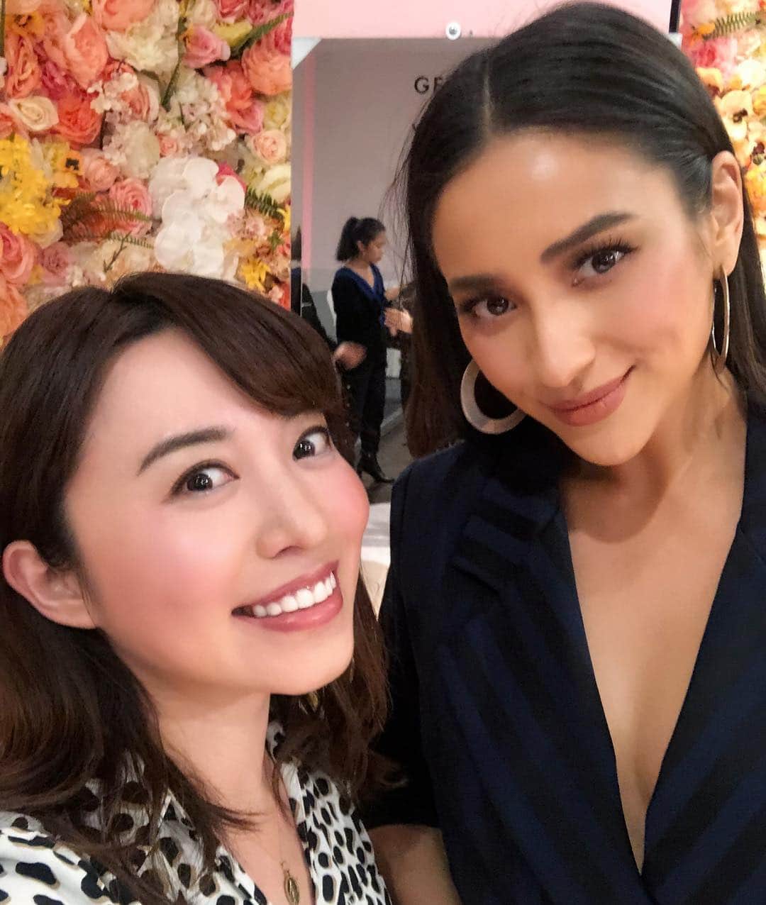 のインスタグラム：「OMG! I took a selfie with @shaymitchell 😍💕💕💕 Thank you @revolve  女優、モデルで2000万人のインスタフォロワーのいるお方😇 #revolve #popupshop #newyork #shaymitchell #actress #model #fasion #beauty」