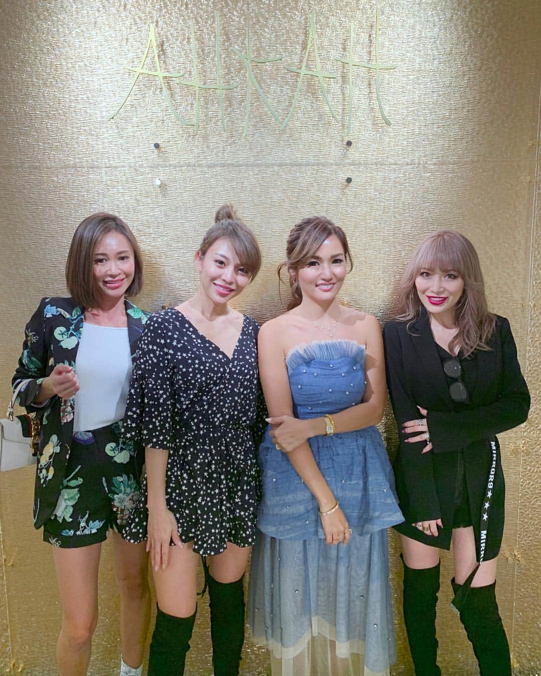 のインスタグラム：「大好きなミラーナインteamも来てくれました🤩✨ ようこちゃん @pink_mirror9 、ちあきちゃん @coco_mirror9 、いつも可愛いお洋服ありがとう😍😘💕 たくさんお買い物もありがとう😭💖 #AHKAH #starryyou #AHKAHxNAKED #アーカー #星降るきみ #展示会 #表参道ヒルズ #アーカー表参道 #mirror9 @mirror9official」