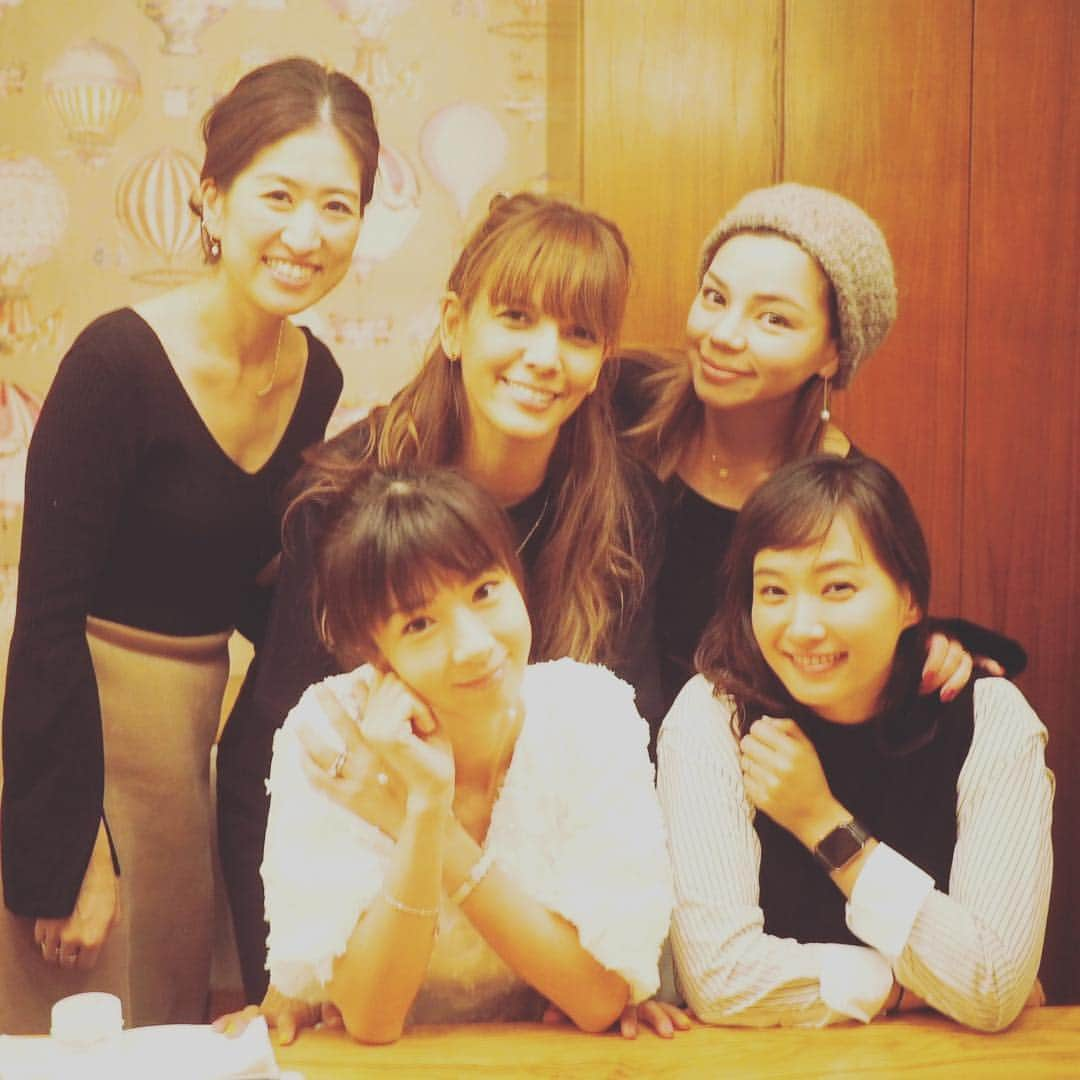 SHEILAさんのインスタグラム写真 - (SHEILAInstagram)「ランチ❤️with mommy friends👱‍♀️🧒👩. このメンバーは初集合だったんだけど、久々すんごい笑ったぁー🤣美容の話も学校も仕事もどんなジャンルも最後は爆笑で終わる私達っておもしろすぎるんだけどー😆🤣😍さとこちゃんの癒しにミキティのサバサバ感！本当にあんなに可愛いお顔で中身はメンズですから🤣あきちゃんは見たまんまの乙女トークに、みんな総ツッコミ！🤣終始冷静に会話を正してくれるにいなちゃん😆私の料理の下手さにも総ツッコミ&アドバイス盛りだくさんでありがたやー😃🤣😆みんな子供のお迎えやら仕事で時間もなく話したりない感じで解散。でもこんな風に笑える仲間は大事だなーと改めて❤️ありがとう❤️ . #ママランチ #束の間の休息  #みんな明るい #笑いが大好き #喋りながら食べるのも早い #ケーキもしっかり食べて #楽しかったー #また集まろう #ほしのあき #ミキティ #山本了子  #内田新菜 #sheila」10月26日 11時26分 - sheichan16