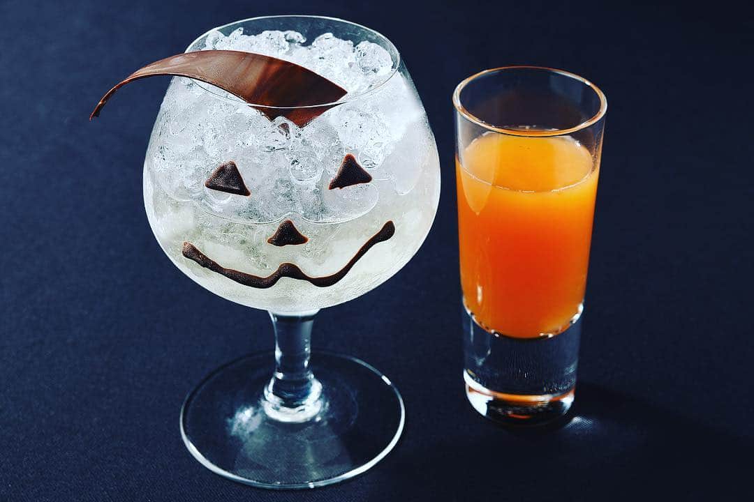 のインスタグラム：「今年のハロウィンの予定はお決まりですか？ ･ 今日のお料理の紹介は【ハロウィーンカクテル】 ･ 新宿プリンスホテルでは 一夜限りのハロウィンディナーを開催します。 ･ 「ドキドキ・わくわく」をテーマに 店内装飾やフォトジェニックなスペシャル料理をお楽しみいただけます♪ ･ 2018.10.28(日)和風ダイニング&バー(風雅) ･ ホテル最上階のレストランでお待ちしております！ ･ https://www.princehotels.co.jp/shinjuku/restaurant/contents/fuga/halloween_dinner/ ･ ･ #東京 #新宿 #歌舞伎町 #ホテル #新宿プリンスホテル  #ハロウィーン #ハロウィーンパーティー #ハロウィン #ハロウィン仕様 #ハロウィンパーティー #ハロウィンスイーツ #ハロウィン限定 #風雅 #fuga #ディナー #dinner  #shinjuku #kabukicho #hotel  #shinjukuprincehotel #shinjukuprince #princehotels #tokyo #Japan #lovetotravel #TokyoHotel #instagood」