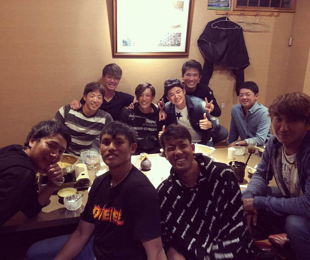 吉田凌のインスタグラム：「昨日の投手会での写真！みんないい笑顔😊最高に楽しくてそしてカレー鍋も美味くて良かった😎明日からフェニックスリーグも最終クールなので残り3試合完封リレーで勝ちましょう！⚾️ #こばさん#がんさん#Kさん#張さん#青さん#黒木さん#神戸さん#齋藤さん#私#つばさ#投手会#カレー鍋#仲良し#明日からも#頑張ろう」