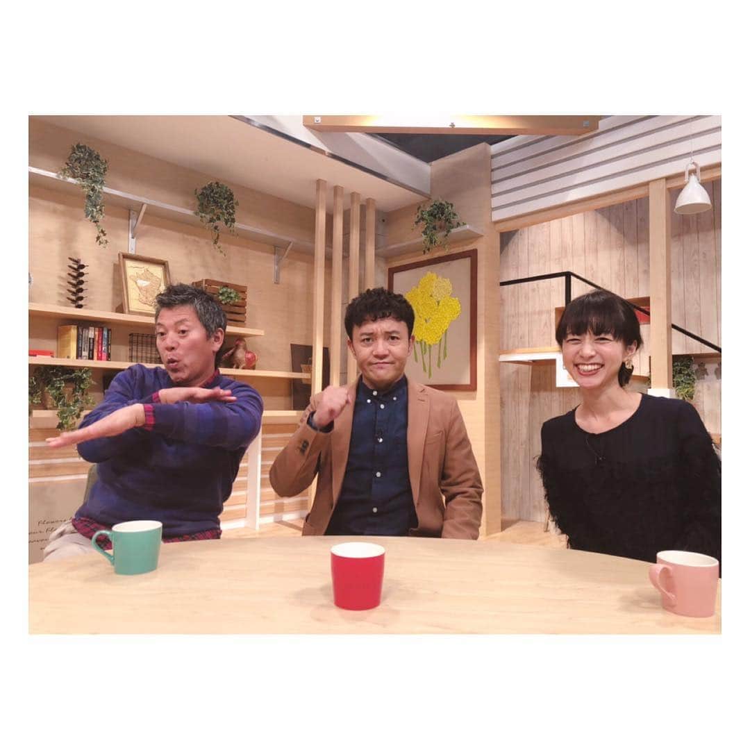 伊藤舞さんのインスタグラム写真 伊藤舞instagram ブル狩りin沖縄に初参戦 新婚さん顔負けのペアルックで 笑 川ちゃんと色々狩ってます 頑張るキミに花束を ブル狩り 沖縄 オーバーオール ブルーリバー 川ちゃん 10月29日 12時45分