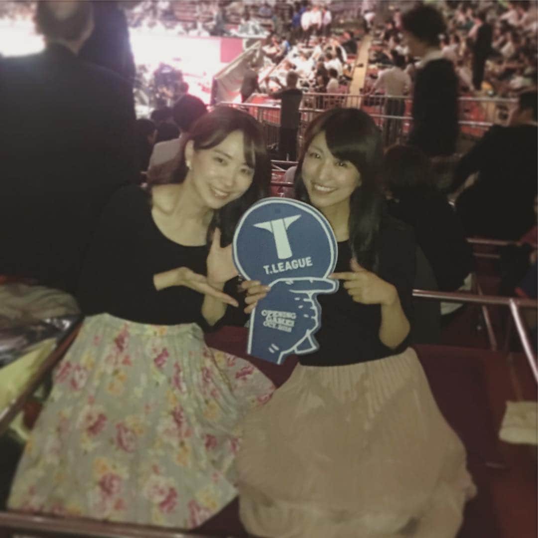 のインスタグラム：「先日の卓球Tリーグ開幕戦🏓 生で見るプロの試合は迫力があって想像以上に面白かったです！ 白熱した戦いを2時間半集中してみていたらお腹ぺこぺこになり、合間におにぎりを二個も食べてしまいました…🍙🍙 日本卓球界の今後の盛り上がりがとても楽しみです。 ちなみに、一緒に行った山田ゆきみちゃんとは偶然にも服装がそっくりでした☺️笑 #卓球  #Tリーグ #Tリーグ開幕戦  #張本智和 選手  #17 #おそろいコーデ」