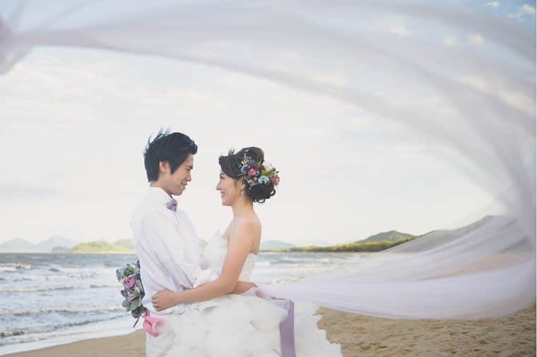 Famarryのインスタグラム：「A beautiful photoshoot with a Japanese couple on their honeymoon in Cairnes, Australia. Have a honeymoon coming up? Commemorate the occassion. #TulievePhotography ハネムーン先のケアンズで ーーーーーーーーーーーーーーーーーーーーーーー Book a photoshoot today, wherever you please. Creative. Affordable. The sky’s the limit. With your life partner, wherever your heart desires. Check out our website! どこでもフォトウェディングの最高の舞台に。もっとクリエイティブに、もっと自由に。最安値で理想の撮影を実現。 国内、海外の700人以上のプロフォトグラファーが登録。ロケーション、ウェディング当日撮影、ハネムーンフォトも思いのままに。 ーーーーーーーーーーーーーーーーーーーーーーー くわしくは@famarry_jpプロフィールのURLから！ #ウェディング撮影といえばファマリー #出張カメラマン#出張撮影 #前撮り #後撮り #ロケーション撮影 #ウェディングフォト #ウェディングフォトグラファー  #フォトウェディング #ウェディングフォト #ウェディングフォト  #ロケーションフォト #結婚写真 #花嫁準備 #結婚 #結婚準備 #写真家 #famarry #ファマリー #weddingphotos #destinationwedding#prewedding #preweddingphotos#weddingphotographer #cairnsaustralia #japanesetraveler #elegant#weddingseason #weddingideas#australianphotographer」