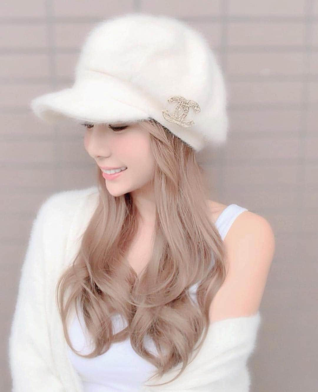 桃華絵里さんのインスタグラム写真 - (桃華絵里Instagram)「👩🏼✨⚜️ ＊ hair color！ ・ この時の髪色が 好きだったから 次もミルクティーベージュにしようかな…🤔 ・ カラーチェンジしたら またupします💗 ・ #haircolor #hair #love  #momokaeri  #ロングヘア #ヘアカラー  #ミルクティーベージュ  #ワンズマインド  #chanel #rady #フワフワ #帽子」10月26日 13時41分 - _momoka828_