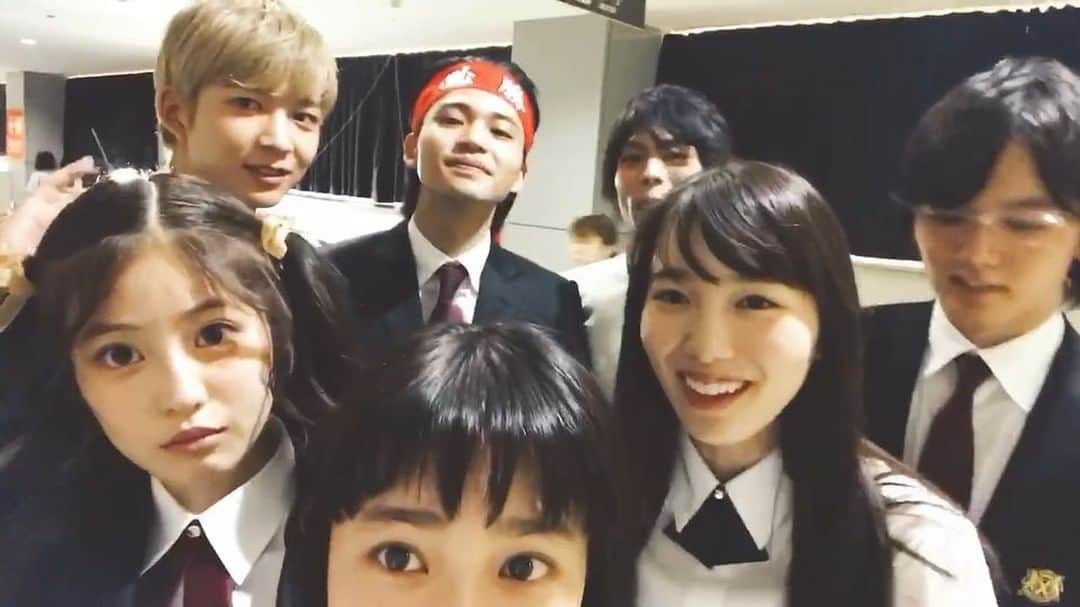杉咲花のインスタグラム：「本日はドラマ「花のち晴れ」の DVD&Blu-ray発売日！ というわけでこの度、それを記念して 音グラムに載せそびれた、 というか載せられなかったNG動画を、。笑 なつかしいなーーー。 現場は毎日こんな感じで本当に仲良く楽しくやっていました。 そんなやり取りがメイキング等にも含まれておりますので、 ドラマを好きになってくださった方には きっと楽しんでいただけるのではないかと思います😊 特典映像にはクランクアップ直後に収録した、 神楽木と天馬くんとのビジュアルコメンタリーも。！ 一話をまるまる観ながら、 懐かし話をああでもないこうでもない、と語らいました。 無事に撮影を終えた喜びと寂しさで みんなで泣き腫らした直後だったので 目がぱんぱんだと思うのですがそこはご愛嬌ということで、🤣 DVDたくさんの方に手にとって貰えるといいな。 そして、もう購入してくださった(！) という方がもしいたら、どうもありがとう。 花晴れや、音さんや、その仲間たちが この先もずっと多くの方に愛してもらえますように。 私のだいすきなドラマ「花のち晴れ」を 皆さんどうぞこれからもよろしくお願いいたします！！ 音役、はなより。 #花のち晴れ #花晴れ」
