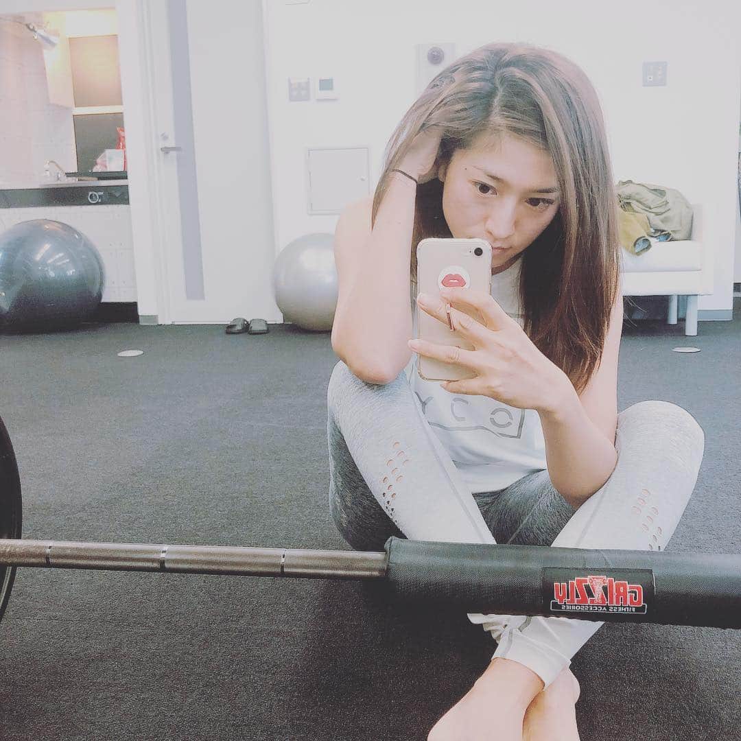 森下千里のインスタグラム：「. 電気ビリビリなしでトレーニング。 久しぶりの動きができなくなってることが連発😭 びっくり！ 身体と動きのコネクション考えながら、じっくり。 . . 長い付き合いになってきた上杉トレーナー。 トレーニングだけでなく、身体のケアにも熟知してるから、ほんとに安心。終わったあとのマッサージと鍼で、筋肉をほぐしてくれます。 ありがとう😊 . . #training #トレーニング  #ジム #運動 #身体 #きたえーる #gym #綺麗 #いいからだ」