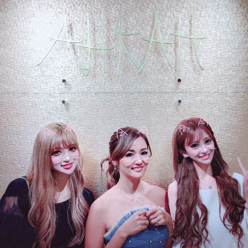 のインスタグラム：「愛沢えみりちゃん @emiri_aizawa とゆんころちゃん @yunkoro519 も来てくれました🎀華やか過ぎる2人👸💖 えみりちゃんはイタリアから帰国してそのまま✈️ゆんちゃんはDJのお仕事の前に💨忙しい中わざわざありがとう😭💕 先日えみりちゃんのクリニックで @venus_beauty_clinic でソノクイーンとプラズマシャワーを受けさせていただいて、肌の調子良し💮で展示会迎えることが出来ました😊ありがとう✨ #AHKAH #starryyou #AHKAHxNAKED #アーカー #星降るきみ #展示会 #表参道ヒルズ #アーカー表参道 #愛沢えみり #emiriawiz #venusbeautyclinic #ゆんころ」