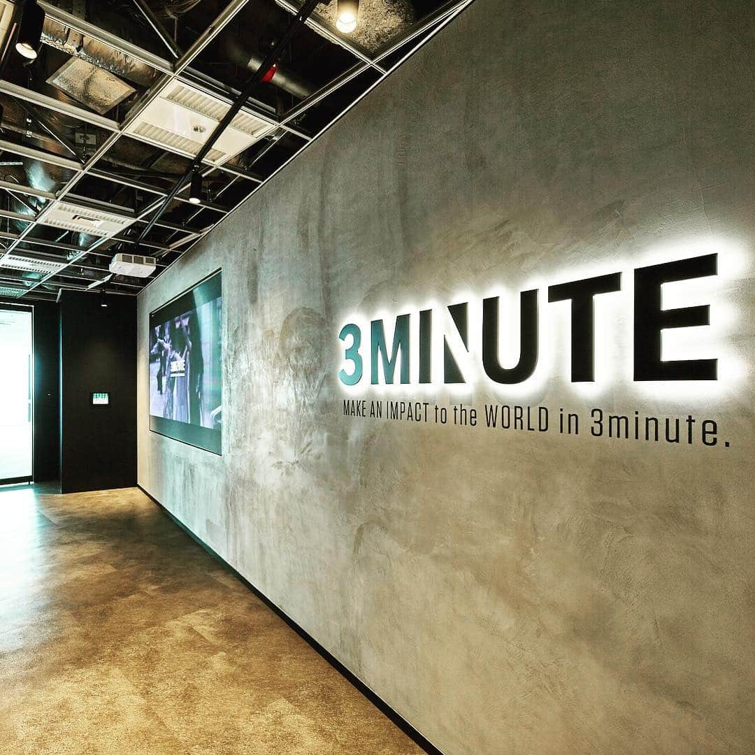 3Minute inc.のインスタグラム：「. 2018年6月より移転した原宿新オフィスを少しずつご紹介していきます🏙こちらは20階のエントランス。 ・ #office #harajuku #3minute #makeyourstyle #entrance #work #3ミニッツ #原宿オフィス #オフィス #エントランス」