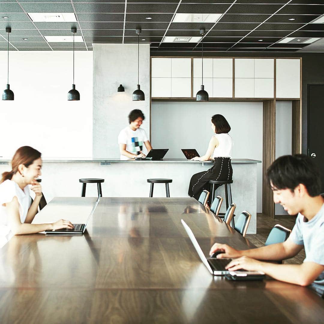 3Minute inc.のインスタグラム：「. 2018年6月より移転した新オフィス、 19階のカフェスペース。開放感ある景色を眺められるスペースでは、作業をしたり、社内mtgや社内イベントが行われています！ ・ #office #harajuku #3minute #makeyourstyle #cafe #work #3ミニッツ #原宿オフィス #オフィス #カフェスペース」