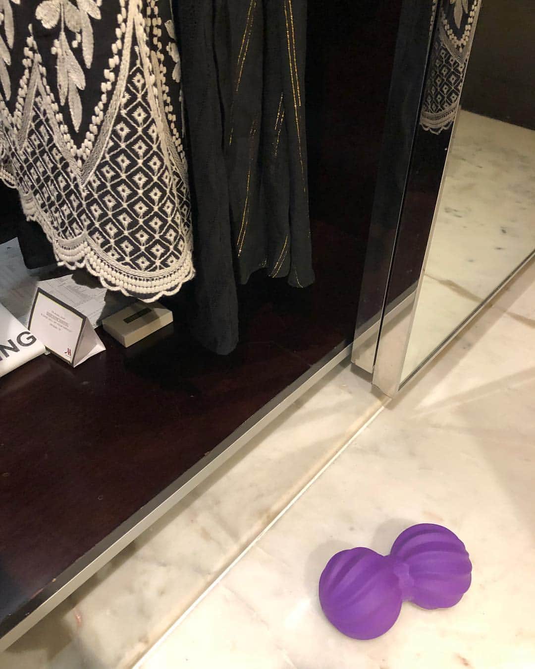 五明祐子さんのインスタグラム写真 - (五明祐子Instagram)「ジムでもトレーニング前に、家でも筋膜をほぐす為にフォームローラー使ってます😊 ミニサイズのものは先日のインド出張にも持って行きました🙆‍♀️✨ ・ ・ #imphy#筋膜リリース#セルフメンテナンス#最初は激痛😆#続けていると痛くなくなります‼️」10月26日 15時23分 - gomyoyuko