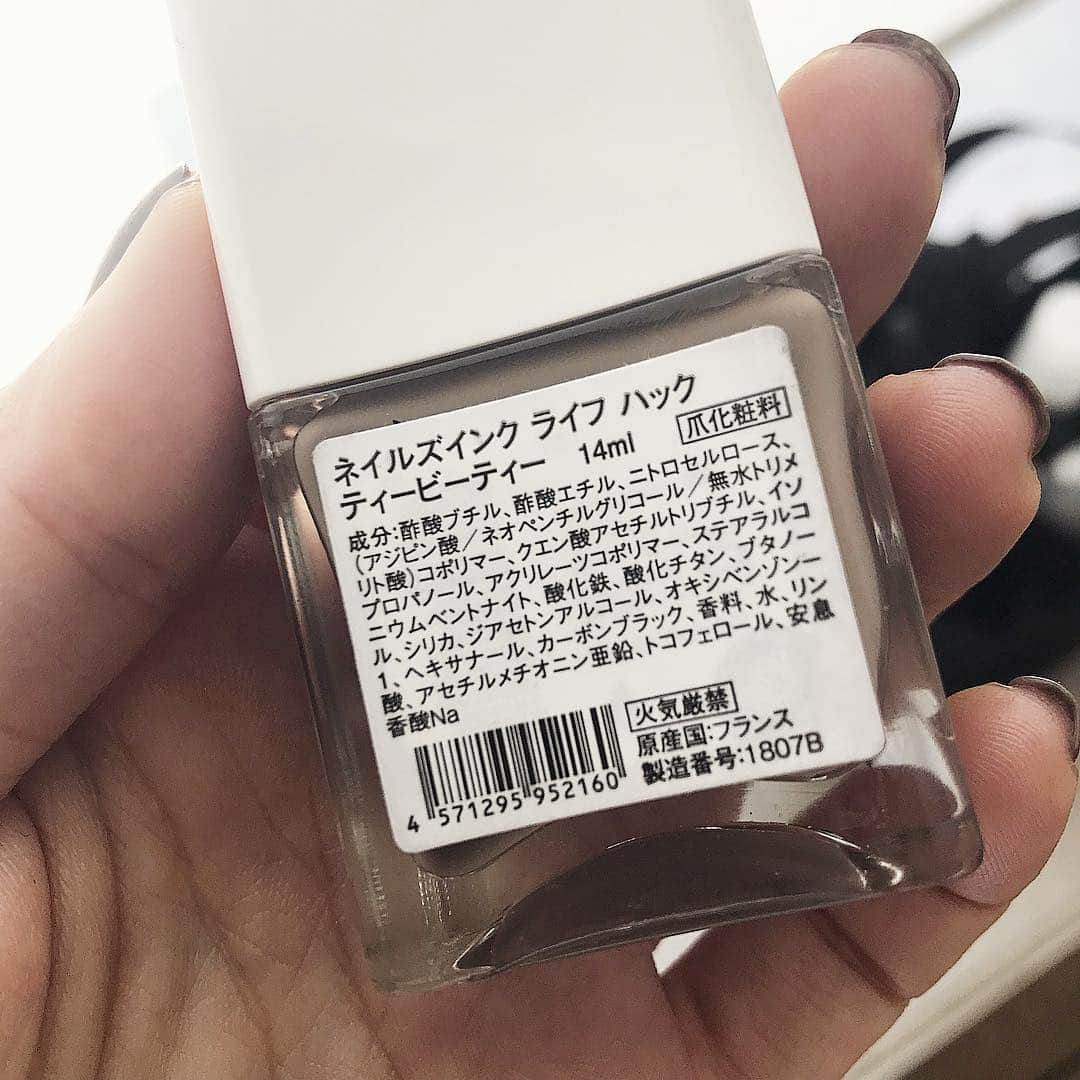 富岡佳子さんのインスタグラム写真 - (富岡佳子Instagram)「#nailsinc  洋服を選ばないグレージュ💅 速乾性もあり適度な厚みがジェルネイルのようです。 筆も優秀でセルフネイルも◎ スワイプ2枚目：品番…のつもり 東京は、表参道と新宿ルミネにショップがあるみたいですよ！」10月26日 15時46分 - yoshikotomioka