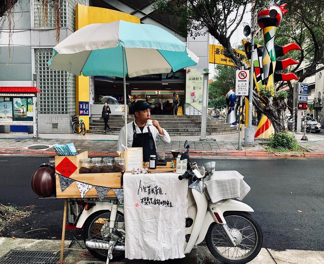 石井輝明さんのインスタグラム写真 - (石井輝明Instagram)「路上販売してる人がいて、台湾の人はたくさんコーヒーを飲むんだろうなと思った。  #台湾 #コーヒー #珈琲 #coffee #フォトオッケー？って聞いたら #ポーズとってくれた #台湾の人はいい人ばっかりだった #今日は幕張昼公演からの幕張でのダイタクのライブ #リラックスライブらしい #いつもリラックスしてる僕らからしたら #通常ライブということになるのかな #ご来場お待ちしてます」10月26日 16時01分 - comandanteishii