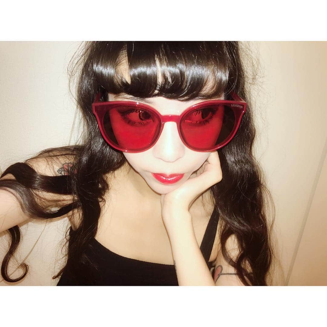 中川ジュリアのインスタグラム：「🕶 @lillilly_official」