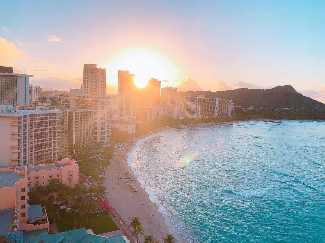 平野ノラさんのインスタグラム写真 - (平野ノラInstagram)「おはようハワイ 🌈🤙🌴🌺⛱🌈🤙🌴🌺⛱ #日の出 #ロコ #平野ノラ」10月27日 2時35分 - noranoranora1988