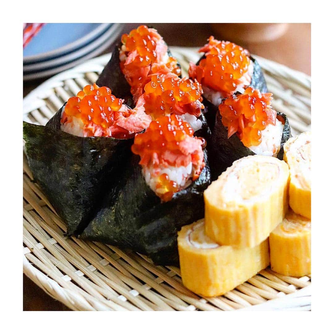 ABC Cooking Studioさんのインスタグラム写真 - (ABC Cooking StudioInstagram)「. . 🍙具だくさんなおにぎりと一緒に出かけよう🍙 . . いつものおにぎりとはひと味違う 具だくさんなおにぎりを持って お出かけしませんか？❣️ . . Special Thanks♡ . @megumaru925 さま @hiro71111 さま @donpintan さま . . みなさまおすすめのおにぎりの具、 ぜひ教えてください！😊 . . #abcクッキング #abcクッキングスタジオ #abccooking #abccookingstudio #instafood #料理好きな人と繋がりたい #料理初心者 #おにぎり #おにぎり🍙 #おにぎり部 #行楽弁当 #お弁当 #米好き #おでかけ #具だくさんおにぎり #ピクニック #紅葉狩り #インスタ映え #休日ごはん #運動会弁当」10月26日 18時44分 - abccookingofficial