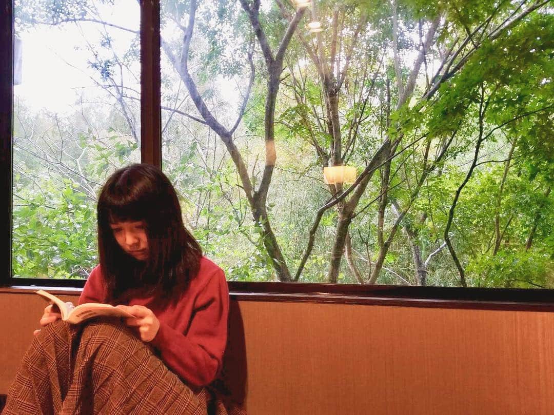 上白石萌音さんのインスタグラム写真 - (上白石萌音Instagram)「素敵なとこで、今月９冊目。#読みすぎ #母撮影」10月26日 18時48分 - mone_kamishiraishi