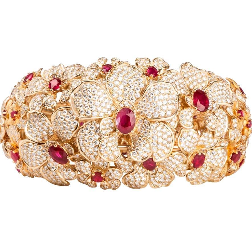 カレライカレラのインスタグラム：「Each orchid flower in our jewellery bouquet ORQUIDEAS features the most precious ruby」