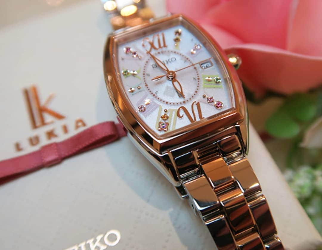 のインスタグラム：「SEIKO LUKIA New Arrival!! Christmas Limited Edition 2018 Limited to 3,300 On sale 26 October 2018 Ref:SSVW130 ¥70,200  WISP Nouvelle espece 心斎橋仲庭時計店では、レディスウォッチの他、メンズウォッチ、WISP ジュエリーも豊富に取り揃えております。 詳細は、お気軽にお問い合わせ下さいませ。  お問い合わせは WISP Nouvelle espece 心斎橋仲庭時計店 〒542-0081 大阪市中央区南船場 4-10-3 ナガホリ大阪ビル 1F 電話番号：06-6251-7573 営業時間：11：00～19：00 定休日：水曜日 Mail：info-nakaniwa@nakaniwatokei.jp LINE ID:nakaniwa-royal WeChat ID:nakaniwa-royal WhatsApp: +81 80 1477 6579 Facebook:https://www.facebook.com/nakaniwatokei/  #SEIKO #LUKIA #百貨店限定モデル #SEIKOWATCHSALON #クリスマス #christmas  #SSVW129 #SSVW130 #レディダイヤ #セイコーウォッチサロン #SSQV050 #CITIZEN #MECHANICAL #メカニカル #綾瀬はるか #sakurapink #北川景子 #jewelry #CITIZEN #CASIO #セイコー #カシオ #シチズン #大阪 #心斎橋 #NOMOS #LARSLARSEN #ノモス #ラースラーセン」