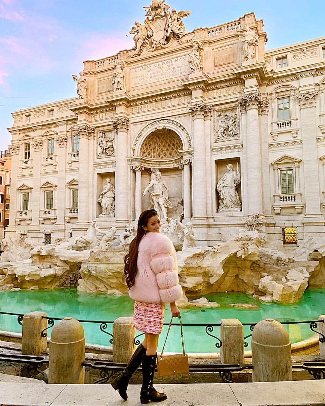 愛沢えみりさんのインスタグラム写真 - (愛沢えみりInstagram)「. ローマ続き🇮🇹✈️💓 トレヴィの泉⛲️💎💠素敵💠 . 朝行ったからめっちゃ寒かった☃️ また行きたいな(ღ˘⌣˘)❛ั◡❛ัღ) お問い合わせたくさんいただいたコートは受注販売だよ💓 @emiriawiz_official . . #Italia#Roma#europe#FontanadiTrevi#Emiriawiz#chanel#pink #イタリア#ローマ#トレヴィの泉#世界遺産」10月26日 19時44分 - emiri_aizawa