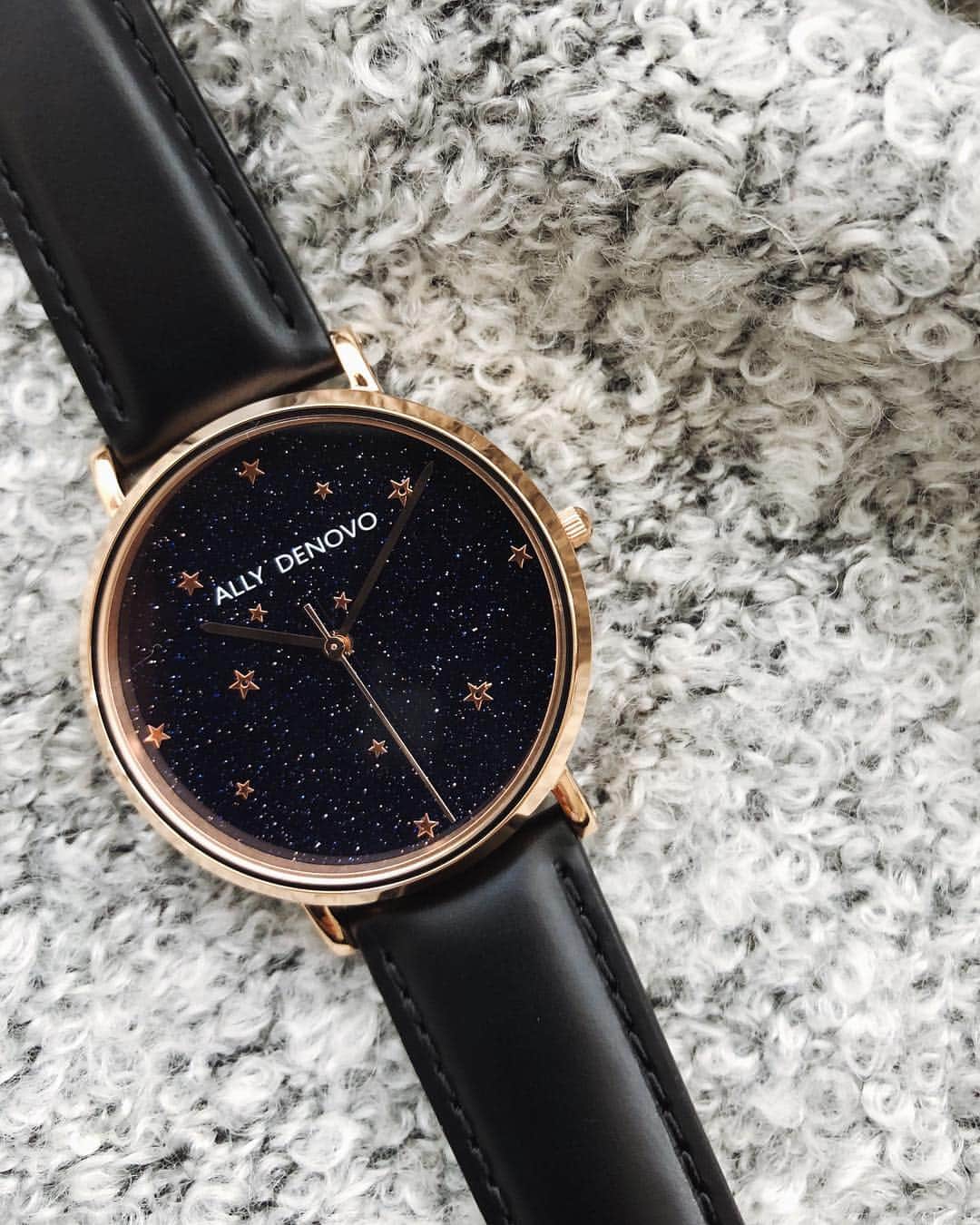 柳橋唯さんのインスタグラム写真 - (柳橋唯Instagram)「・ ・ キラキラの文字盤が満天の星空みたいで可愛い腕時計を主役にしたくて、シンプルコーデ。 ALLY DENOVOの腕時計、上品なのに遊び心もあってパッと手元を華やかにしてくれるからアクセをつけられない時なんかにもオススメなんです。 私のつけているタイプのは、ゴールドのベルトも付いてたから気分によって色々楽しめちゃうやつ。 変えベルト最強説。 ・ 他にも文字盤にマザーオブパールを使用した素敵なデザインの腕時計がいっぱいなので、ぜひ下のURLからサイトも覗いてみてください↓ https://allydenovo.jp/ ・ ・ #アリーデノヴォ#allydenovo#ガイアパール#galapearl#PR#腕時計#watch#fashion#love#my#coordinate#ootd#outfit#コーデ#今日のコーデ#シンプルコーデ#シンプル#カジュアル#カジュアルコーデ」10月26日 20時03分 - yui.yanagihashi
