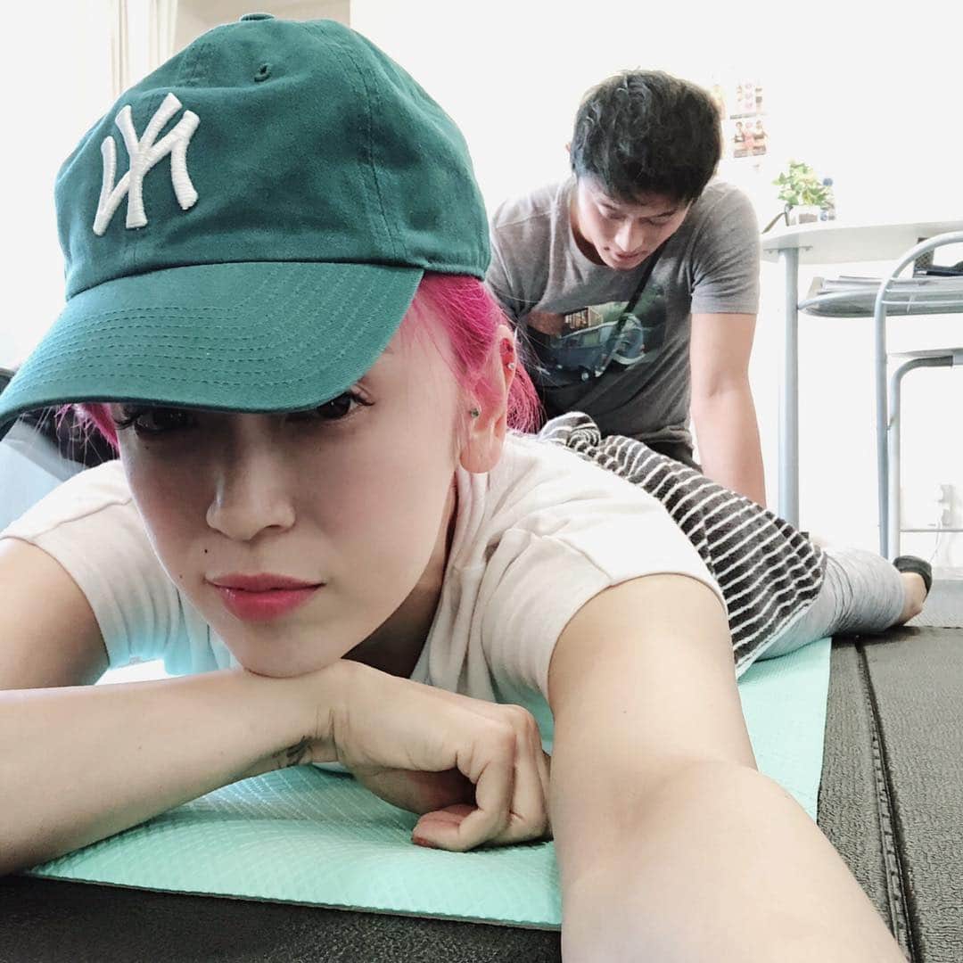 のインスタグラム：「体作り、細かいメンテナンス いつもありがとうございます‼️ @acfit_official  体が確実に理想に近づいてきた！ my パーソナルトレーナーの ごうくんThankyou so much!!! ライブまだあと少し！！ 頑張るぞー！ ・ ・ #personalgym #gym #workout #mentenance」