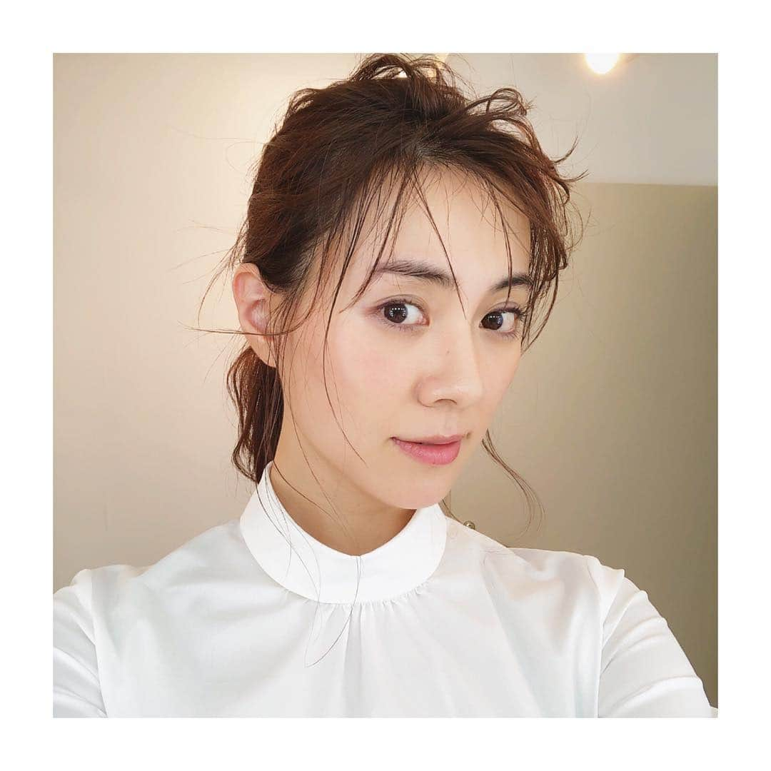 安座間美優さんのインスタグラム写真 - (安座間美優Instagram)「アイラインの入れ方はもちろん、同じポニーテールでもちょっとした髪の出し方で雰囲気ががらっと変わる✨ #shooting#hairmake#hairstyle#hair arrange#ヘアアレンジ#ヘアメイク#ポニーテール」10月26日 20時37分 - mew_azama