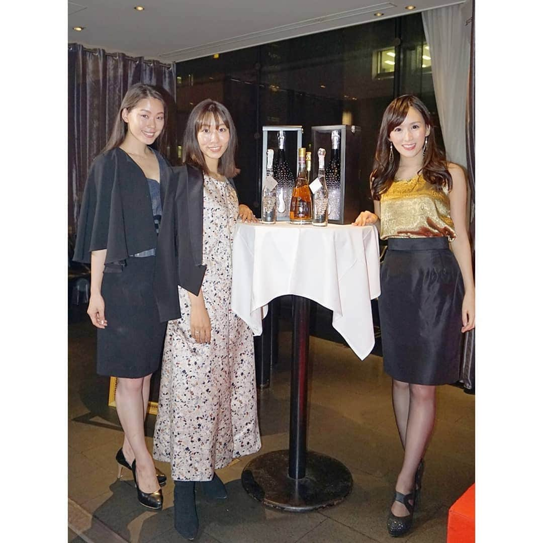 谷中麻里衣さんのインスタグラム写真 - (谷中麻里衣Instagram)「Gold party for BOTTEGA 😉 . 投稿し忘れてたパーティー✨ ドレスコードがゴールドだったので、タイシルクのトップスで☺️ . 皆お洋服の糸やアクセサリーが金で可愛かったな💓 全身ゴールドなスーツのお姉様がカッコ良かったです✨ . お野菜が美味しくて😍 ライブアートのパフォーマンスも素敵でした🖼️ . #ボッテガ #ボッテガナイト #パーティー #ドレスコード #ゴールド #タイシルク #シルク #ライブアート #スプマンテ #イタリア #bottega #botteganight」10月26日 20時47分 - marieyanaka