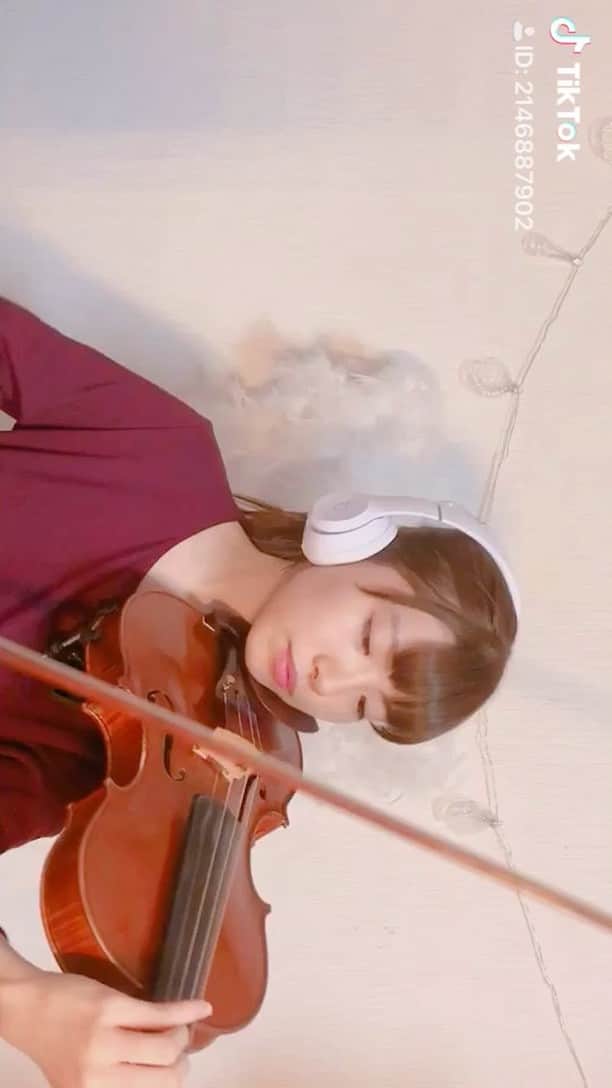 百合香（yurika）のインスタグラム：「#深海のリトルクライ /#sasakureuk 様弾かせていただきました！大好きな曲なので是非みなさん聴いてね！#弾いてみた #ヴァイオリン」