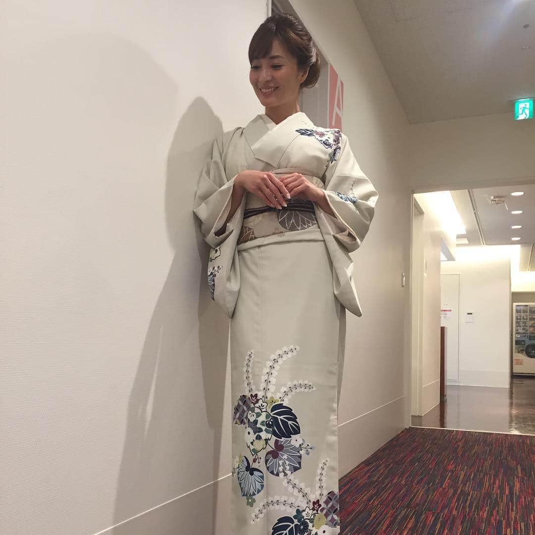 新山千春さんのインスタグラム写真 - (新山千春Instagram)「昨日は年末にむけて、 お着物👘を着ての収録でした🌹 . 手のしぐさとか 佇まい。 . 👘着物をきた時に 美しい所作が出来るように 勉強したいなぁ🌹  _____________________________________________________🌹  #shooting 🎬 #着物 #♥️ #海好き #釣り女子 #LA好き 💖 #hairstyle  #denimcoordinate #makeup #model  #mamastyle #Instagood #hairarrange #fashion  #outfit #casualstyle  #outfitstyle #촬영 #粉我 #나를 따르라  #fashionistas #dailylook #coodinate #いいね 💘#フォロー ありがとうございます🌹#新山千春 #インスタ初心者 🌹 _____________________________________________________🌹」10月26日 21時54分 - chiharuuu_0114