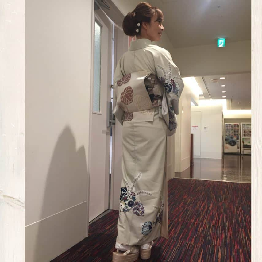 新山千春さんのインスタグラム写真 - (新山千春Instagram)「昨日は年末にむけて、 お着物👘を着ての収録でした🌹 . 手のしぐさとか 佇まい。 . 👘着物をきた時に 美しい所作が出来るように 勉強したいなぁ🌹  _____________________________________________________🌹  #shooting 🎬 #着物 #♥️ #海好き #釣り女子 #LA好き 💖 #hairstyle  #denimcoordinate #makeup #model  #mamastyle #Instagood #hairarrange #fashion  #outfit #casualstyle  #outfitstyle #촬영 #粉我 #나를 따르라  #fashionistas #dailylook #coodinate #いいね 💘#フォロー ありがとうございます🌹#新山千春 #インスタ初心者 🌹 _____________________________________________________🌹」10月26日 21時54分 - chiharuuu_0114