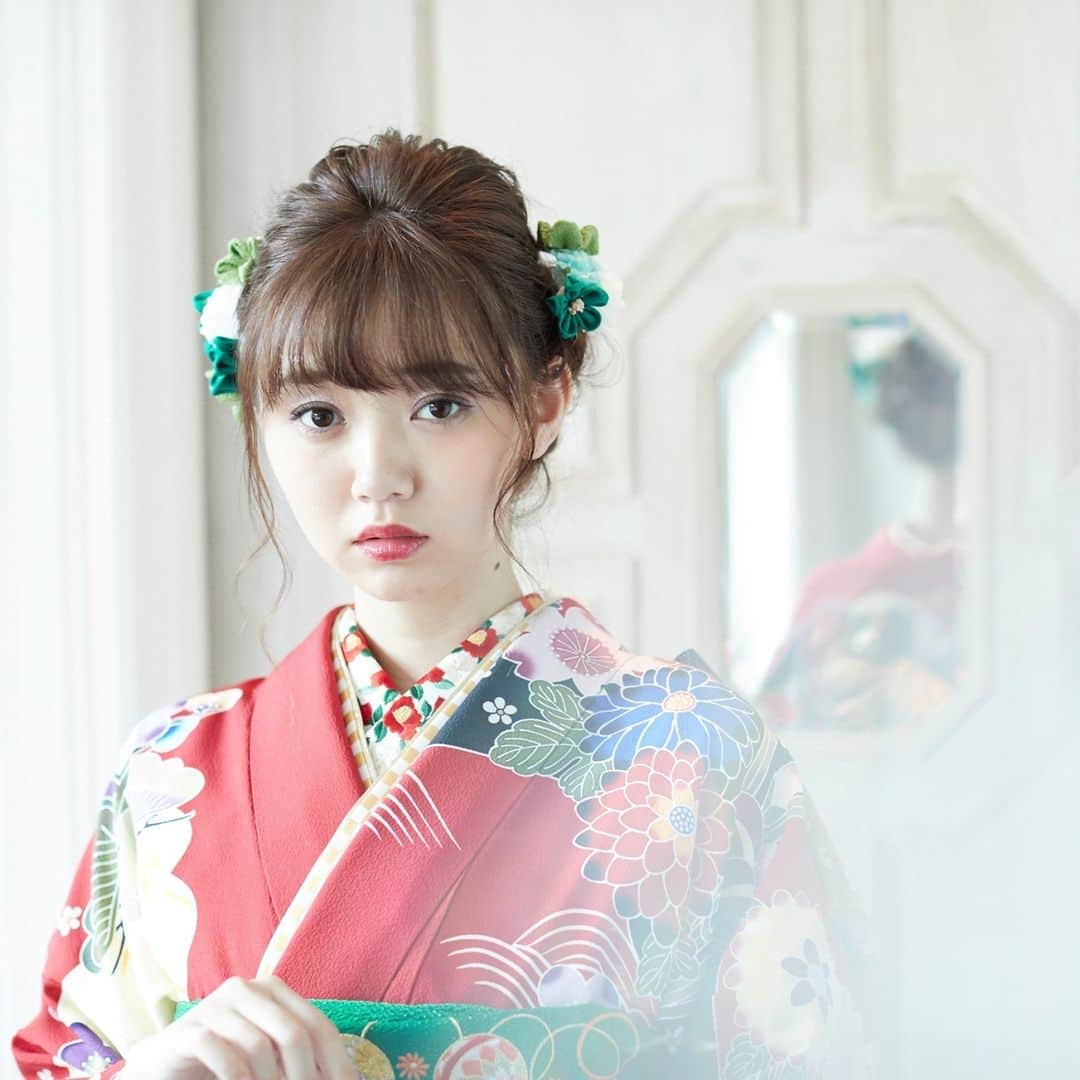 京都きもの友禅【公式】さんのインスタグラム写真 - (京都きもの友禅【公式】Instagram)「ぎゅっとまとめたアップヘアもかっこいいけど、ゆるふわアップヘアも可愛いでしょ？ ⠀⠀ @kimono_yuzen で振袖コーディネートをcheck♪⠀⠀ ⠀⠀ @enosawa_manami #京都きもの友禅 #振袖 #撮影風景 #成人式 #成人式前撮り #ふりそで #着物 #はたち #和 #ハタチは一生もの #振袖レンタル #ふりそでーしょん #着物コーディネート #着物女子 #振袖撮影 #振袖ヘアメイク#赤 #モダン #レトロ #レトロモダン #ゆるふわアップ #江野沢愛美」10月26日 22時00分 - kimono_yuzen
