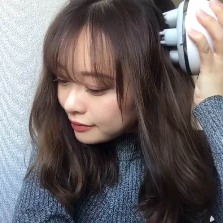 のインスタグラム：「✨﻿﻿ 前にも投稿した @yaman.official の﻿﻿ アセチノヘッドスパリフト❣️﻿﻿ ﻿﻿ 私全身疲れが溜まりがちなんだけど、﻿ 特に頭がどのマッサージ店に行っても﻿﻿ ガチガチですねってめちゃくちゃ驚かれる笑﻿﻿ 毎日頭抱えながら頑張ってるってことにしよう笑 ﻿﻿ ﻿﻿ ﻿﻿ けど改善したいなと思って、セルフケア続けてます！﻿﻿ 自宅でスキマ時間にケア出来るし、頭皮に気を使うと﻿﻿ お顔も上向き印象になるから一石二鳥✨﻿﻿ ﻿﻿ 機械だけど優しい使い心地で、﻿﻿ 髪の毛も引っかかりにくい作りになってるし、﻿﻿ お風呂場でも使えちゃうから便利すぎて😂﻿﻿ ﻿﻿ 仕事でお疲れの同世代女性には全力でオススメしたい！！﻿﻿ ﻿﻿ ﻿﻿ #アセチノヘッドスパリフト#スカルプケア﻿﻿ #頭皮ケア#リフトケア#セルフケア﻿ #PR#beauty#haircare#massage#headmassage﻿﻿」