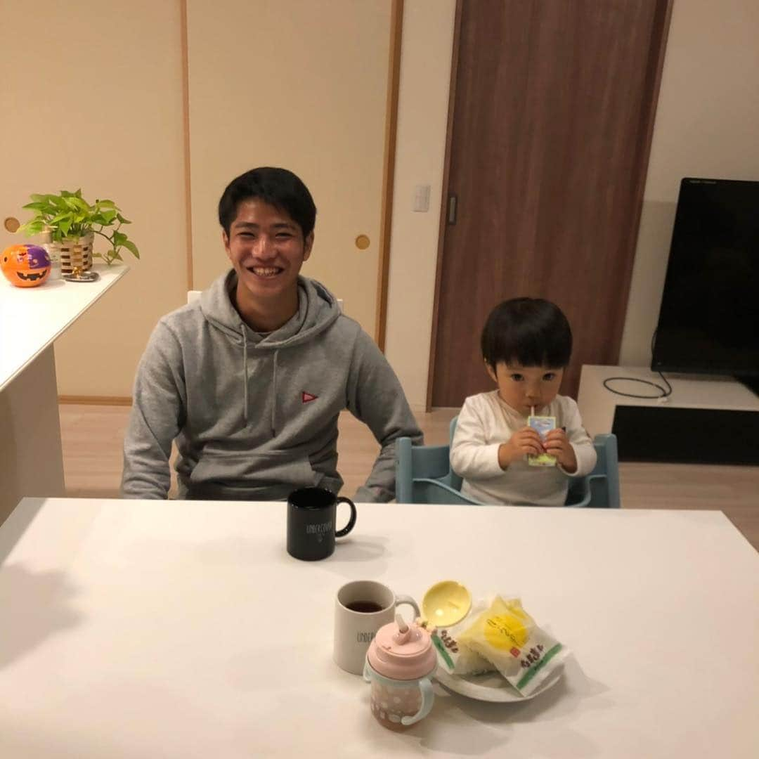 渡井理己さんのインスタグラム写真 - (渡井理己Instagram)「今日は健太さんのお家で夕飯を頂きました😃いつもお世話になってる上に本当に美味しいご飯を作ってもらいました😉いつもありがとうございます❗️ 残りのシーズン頑張ります！！ 写真は息子さんのあおいくんとの写真です！本当に可愛かったです！ 羨ましいです…😭 #渡井理己#狩野健太さん#静学#素晴らしい先輩#いつもありがとうございます#これからも愛のあるいじりを#あおいくん#可愛すぎる#残り頑張ります」10月26日 22時32分 - masapoyo3568